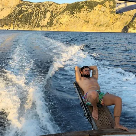 Our Cruises Båthotell Skopelos stad