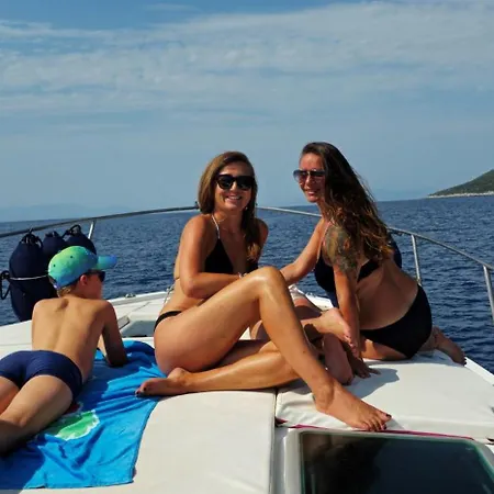 Our Cruises Båthotell *